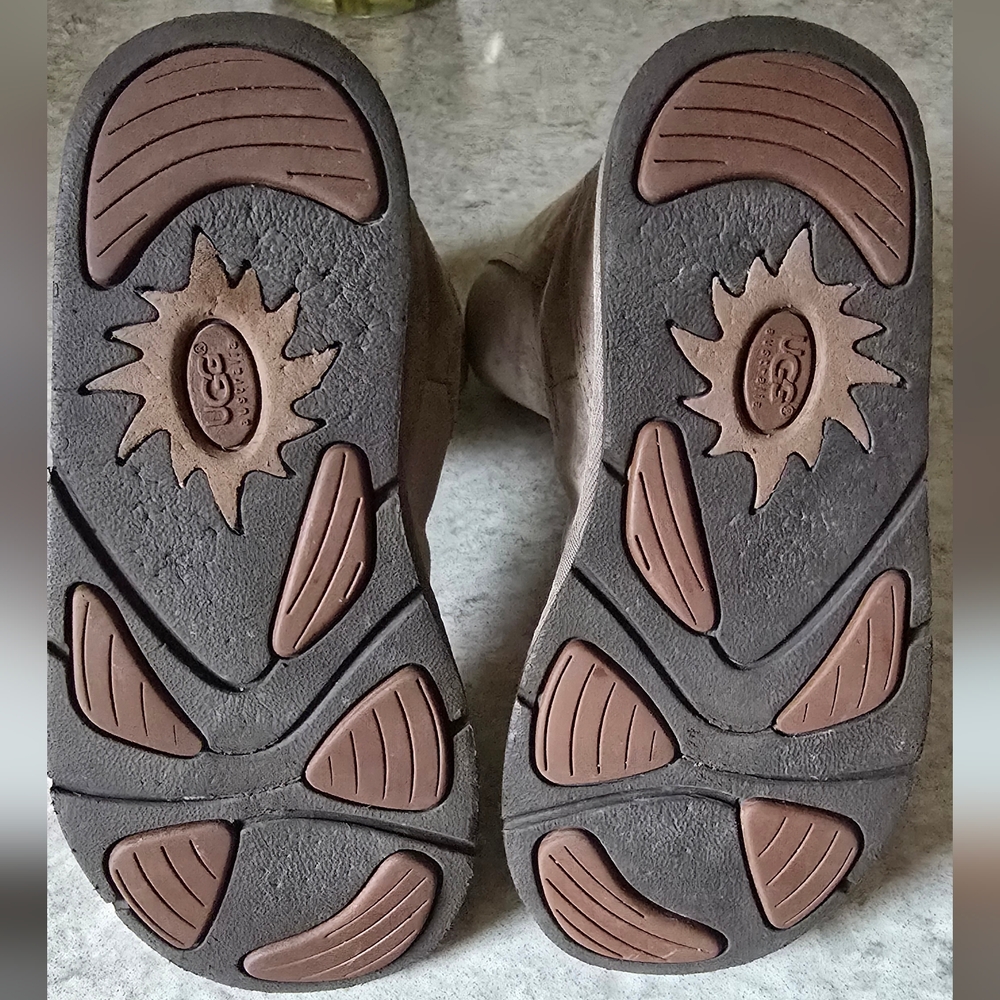 UGG Women's Ankle Boots in Taupe - Picture 7 of 8